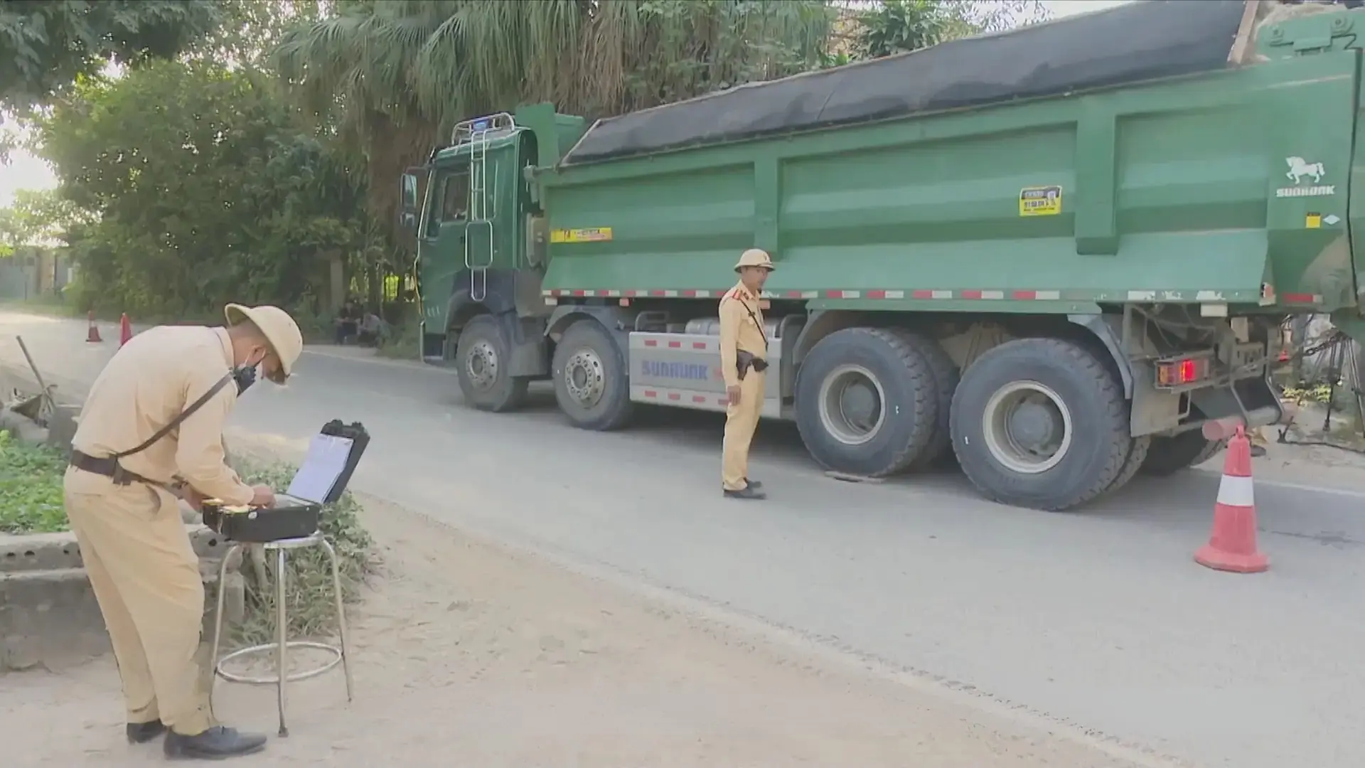 Ngăn chặn xe quá khổ, quá tải cao điểm cuối năm